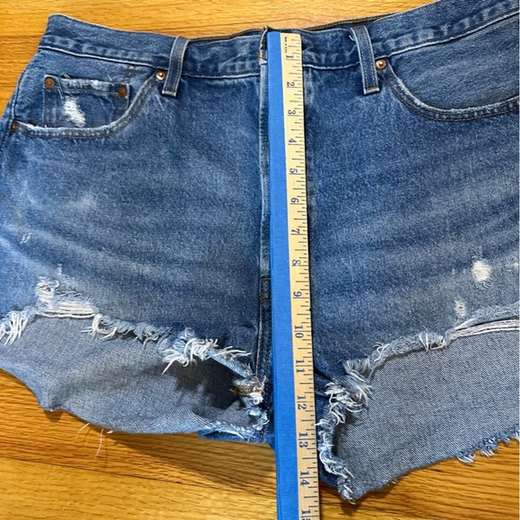 LEVI’S 501 Booty Shorts Denim Cut-offs Distressed Raw Hem Button Fly Womens W 34 - Picture 5 of 10